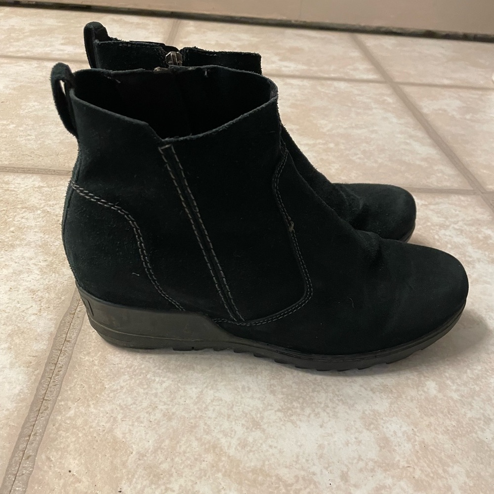 Sorel Elvie Black Suede Boots
